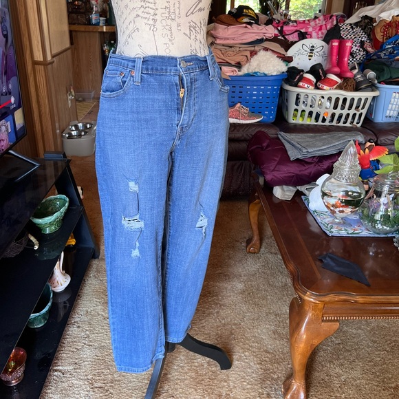 Women’s Levi’s boyfriend jeans with distressed holes. THE ZIPPER IS BROKEN. - Picture 5 of 16